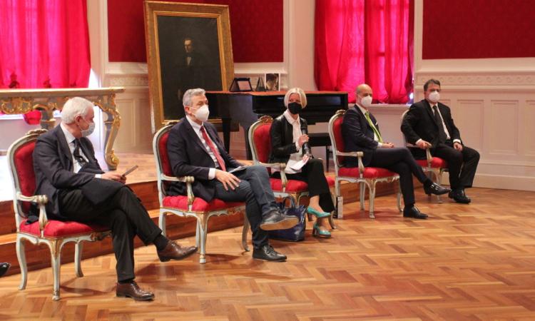 Recanati, svelata la mostra "Arte per il bene comune": il ricavato andrà a favore della telemedicina (FOTO) Recanati, svelata la mostra "Arte per il bene comune": il ricavato andrà a favore della telemedicina (FOTO)