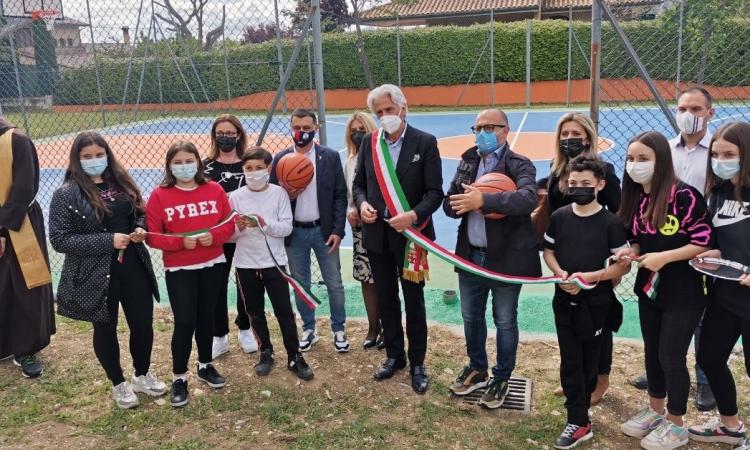 Macerata, "palestra a cielo aperto": inaugurato il nuovo campo da basket di Corneto Macerata, "palestra a cielo aperto": inaugurato il nuovo campo da basket di Corneto