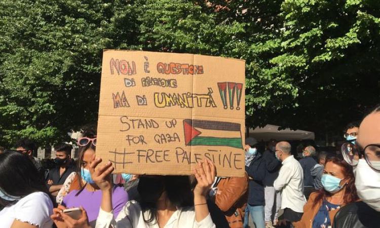 "Non è questione di religione ma di umanità": oltre 100 in piazza al sit-in pro Palestina