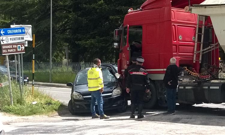 Pieve Torina, scontro tra auto e camion lungo la provinciale: una donna finisce al Pronto Soccorso (FOTO)