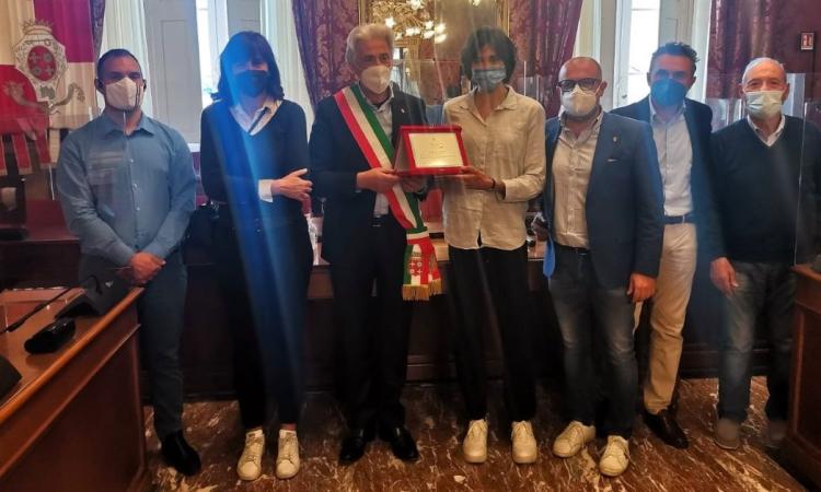Atletica, a Eleonora Vandi la targa "Macerata Più": la campionessa italiana premiata in Comune Atletica, a Eleonora Vandi la targa "Macerata Più": la campionessa italiana premiata in Comune