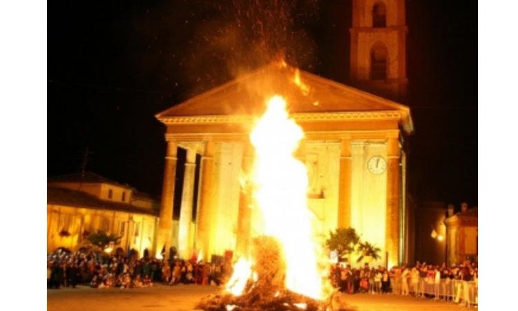 Camerino, il 'focaraccio' apre la festa di San Venanzio: il Sindaco vestirà i panni del Podestà Camerino, il 'focaraccio' apre la festa di San Venanzio: il Sindaco vestirà i panni del Podestà