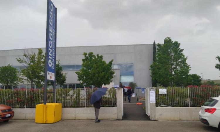 Dosi Pfizer terminate all'hub di Piediripa: i prenotati per il richiamo rimbalzati al pomeriggio