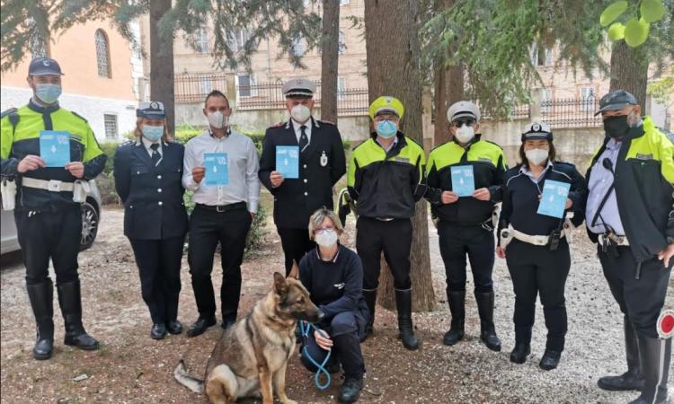 Macerata, scatta la seconda fase di 'Scuole Sicure': il cane 'Ila' guida i controlli dai parchi al terminal Macerata, scatta la seconda fase di 'Scuole Sicure': il cane 'Ila' guida i controlli dai parchi al terminal