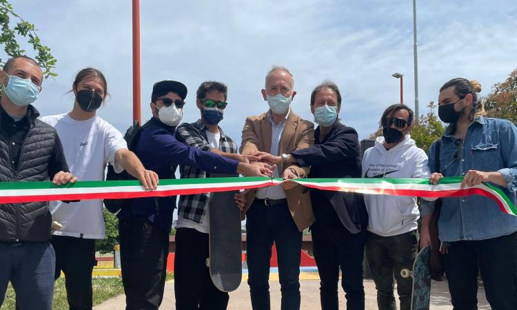 Civitanova, nuovo look per lo Skate Park con l'opera di Vesprini: oggi il taglio del nastro (FOTO) Civitanova, nuovo look per lo Skate Park con l'opera di Vesprini: oggi il taglio del nastro (FOTO)