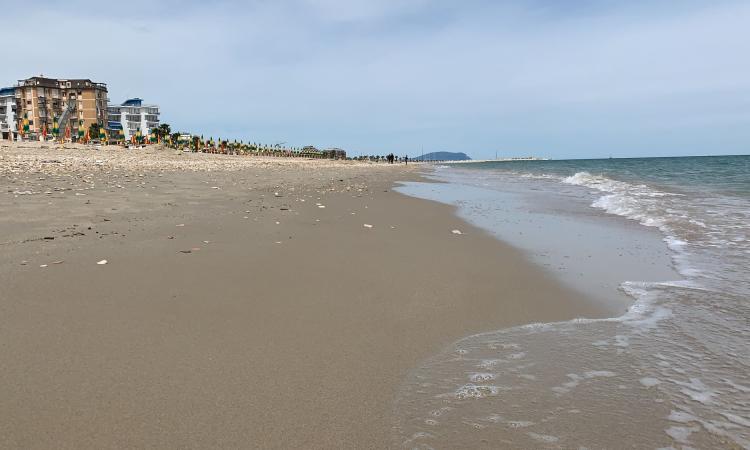 Civitanova, analisi delle acque ok: divieto di balneazione revocato nel giro di poche ore