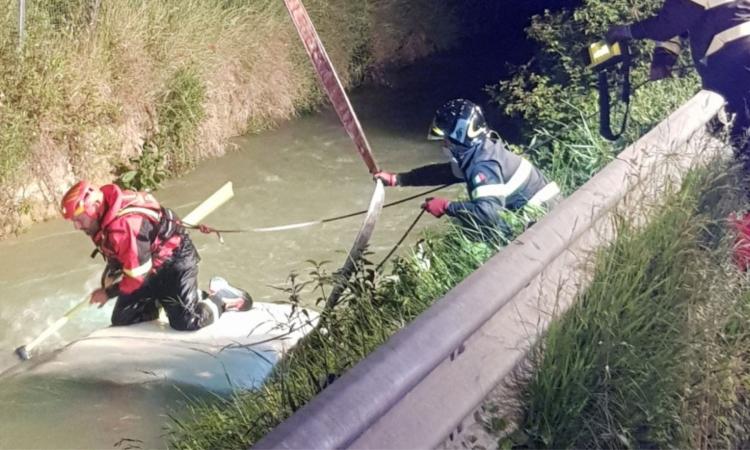 Corridonia, l'auto esce di strada e finisce sott'acqua in un canale: sfiorata la tragedia (FOTO)