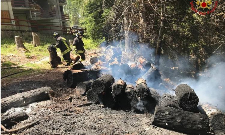 Ussita, l'incendio di una catasta di legna minaccia il bosco: i vigili del fuoco evitano il peggio Ussita, l'incendio di una catasta di legna minaccia il bosco: i vigili del fuoco evitano il peggio