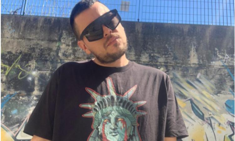 Un anno fa la morte di George Floyd: il rapper Simone Marinelli lo omaggia con il suo nuovo singolo Un anno fa la morte di George Floyd: il rapper Simone Marinelli lo omaggia con il suo nuovo singolo