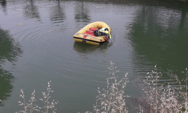 Tragedia a Recanati, cade nel lago: uomo muore annegato