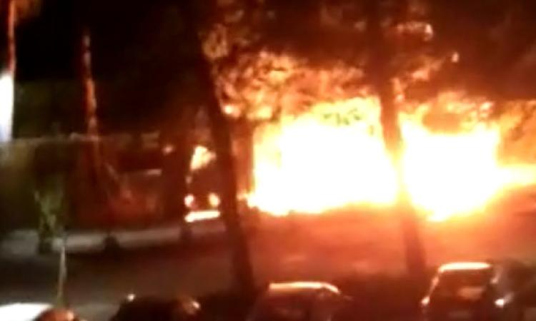 Porto Recanati, fiamme nel cortile del Jet Residence Hotel: paura per i condomini Porto Recanati, fiamme nel cortile del Jet Residence Hotel: paura per i condomini