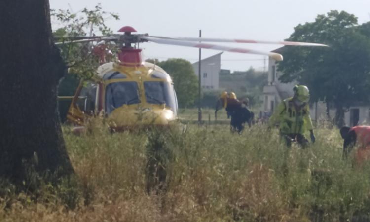 Montecosaro, incidente stradale tra auto e scooter: giovane soccorso in eliambulanza