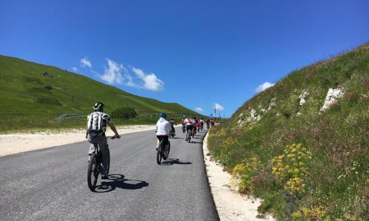 Il turismo riparte dalle bici, a Sarnano la firma del protocollo d'intesa di Noi Marche