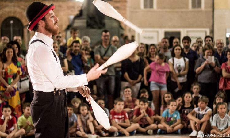 Recanati si apre agli artisti di strada: saranno sei le postazioni in tutto il centro storico
