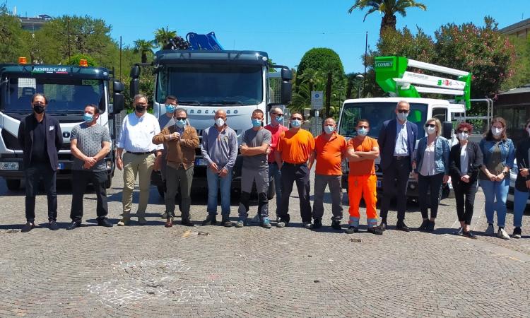 Civitanova, 10 nuovi automezzi per il Comune: la consegna della chiavi con il sindaco Ciarapica