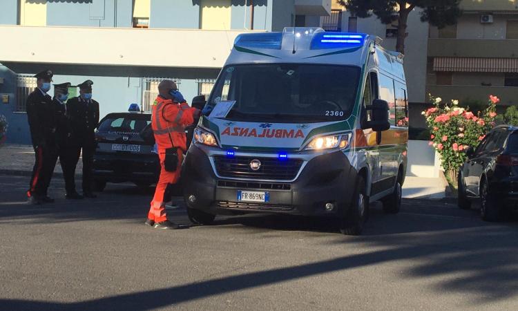 Potenza Picena, dà in escandescenze dopo una lite e mette a soqquadro la casa: 20enne all'ospedale Potenza Picena, dà in escandescenze dopo una lite e mette a soqquadro la casa: 20enne all'ospedale