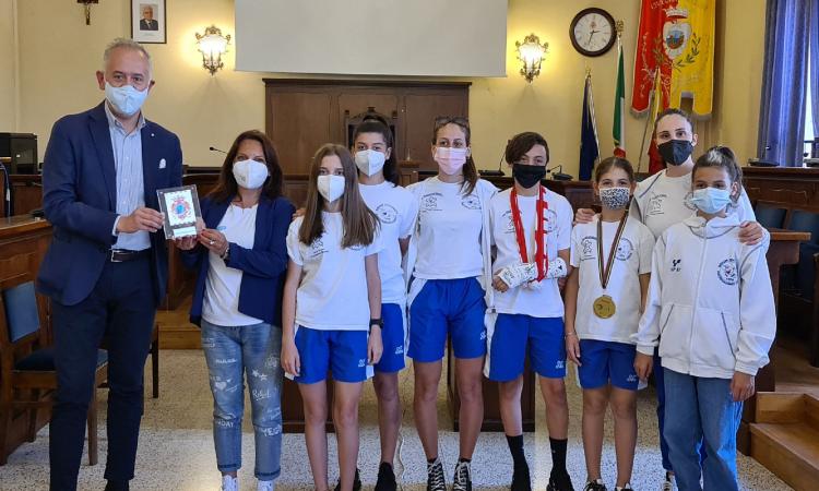 Civitanova, cinque medaglie agli Internazionali d'Italia: Roller premiata dal sindaco Civitanova, cinque medaglie agli Internazionali d'Italia: Roller premiata dal sindaco