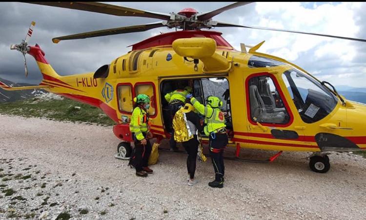 Cade in bici mentre scende dal rifugio del Fargno verso Ussita: ragazza soccorsa in eliambulanza Cade in bici mentre scende dal rifugio del Fargno verso Ussita: ragazza soccorsa in eliambulanza