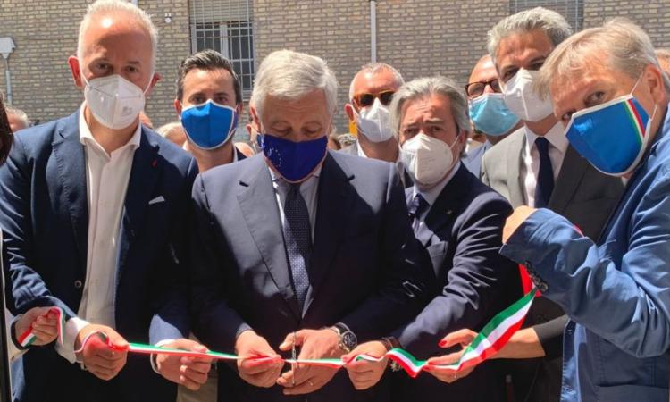 Forza Italia sceglie Civitanova: taglio del nastro con Tajani per la nuova sede. E Berlusconi fa una promessa Forza Italia sceglie Civitanova: taglio del nastro con Tajani per la nuova sede. E Berlusconi fa una promessa
