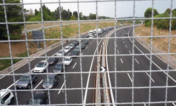 Lavori sull'A14, incontro Ministero e Autostrade: "Cantieri nelle gallerie sospesi nei weekend" Lavori sull'A14, incontro Ministero e Autostrade: "Cantieri nelle gallerie sospesi nei weekend"