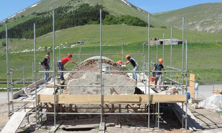 Chiesa della Madonna della Cona, proseguono i lavori: in ultimazione la nuova struttura a botte (FOTO)