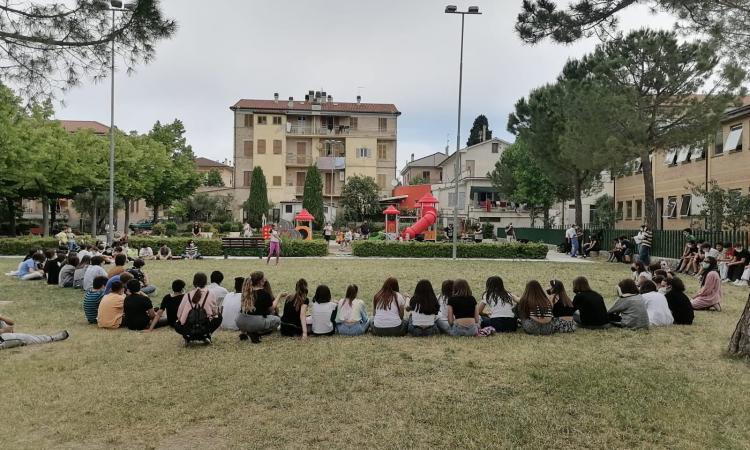Mogliano, festa di fine anno con canti e balli al parco per gli studenti della “Giovanni XXIII”