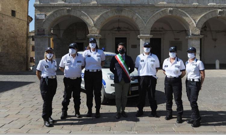 Cingoli, il sindaco accoglie in Comune il Corpo di Polizia Locale: consegnati i distintivi di grado Cingoli, il sindaco accoglie in Comune il Corpo di Polizia Locale: consegnati i distintivi di grado