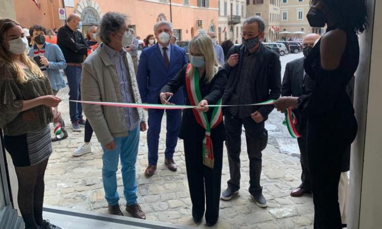 San Severino, gli artisti Gobbi e Crocenzi insieme nella mostra "Come funamboli sul filo sospesi" San Severino, gli artisti Gobbi e Crocenzi insieme nella mostra "Come funamboli sul filo sospesi"