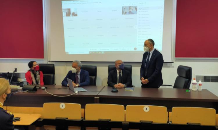 Unicam, si chiude con grande successo il ciclo di seminari organizzati dal questore di Macerata Unicam, si chiude con grande successo il ciclo di seminari organizzati dal questore di Macerata