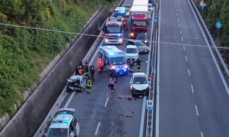 Schianto in superstrada all'altezza dello svincolo per Sforzacosta: due feriti e traffico in tilt (FOTO)
