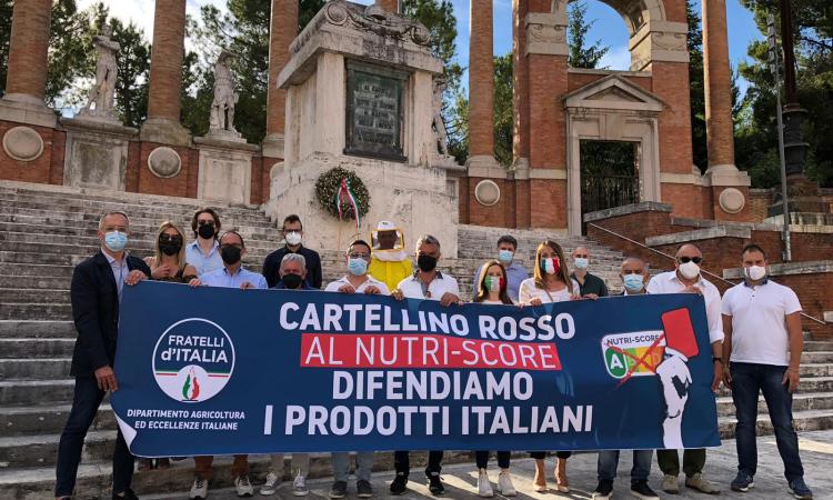 Fratelli d'Italia, un flash-mob a difesa del made in Italy: "Cartellino rosso al Nutri-Score"