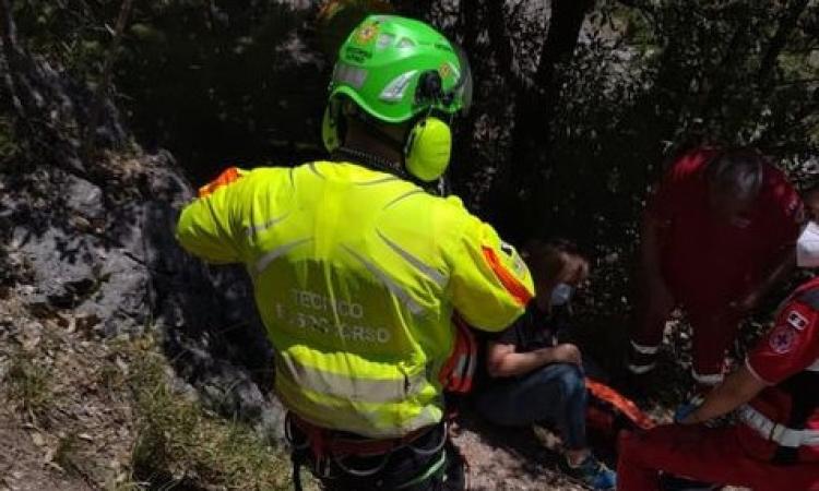 Pioraco, cade lungo il sentiero "del Sole": donna soccorsa in eliambulanza