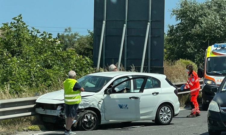 Montecosaro, incidente in superstrada: auto finisce contro il guardrail (FOTO)