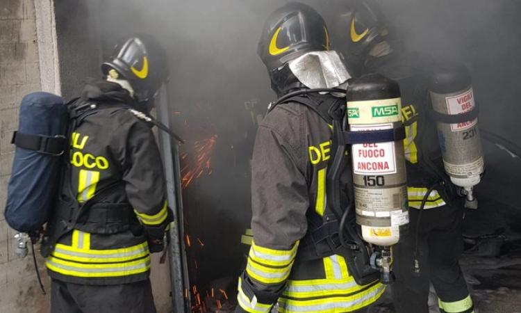 Recanati, auto in fiamme nel garage di una palazzina: condomini fatti evacuare Recanati, auto in fiamme nel garage di una palazzina: condomini fatti evacuare