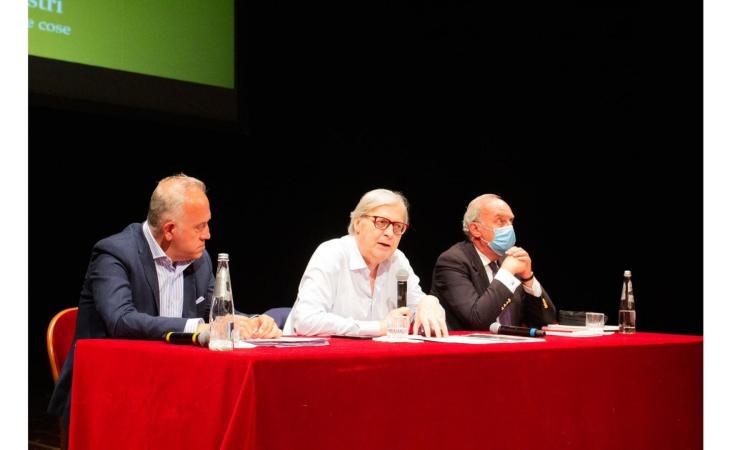 Civitanova, Sgarbi presenta "la solitudine delle cose", mostra di Massimo Listri (FOTO)