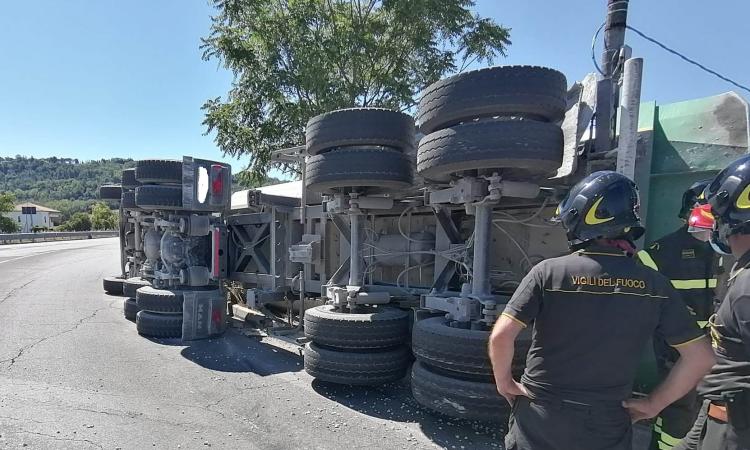 Macerata, camion si ribalta alla rotonda di Villa Potenza e perde il carico: paura per il conducente (FOTO)