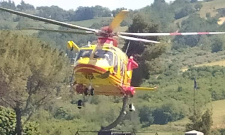 Operaia resta con il braccio incastrato in un macchinario: soccorsa in eliambulanza Operaia resta con il braccio incastrato in un macchinario: soccorsa in eliambulanza