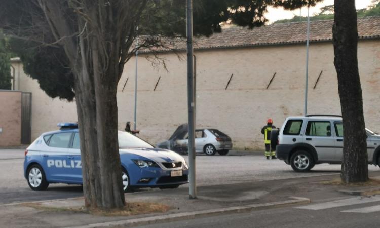 Macerata, auto divorata dalle fiamme: conducente accosta e chiama i soccorsi Macerata, auto divorata dalle fiamme: conducente accosta e chiama i soccorsi