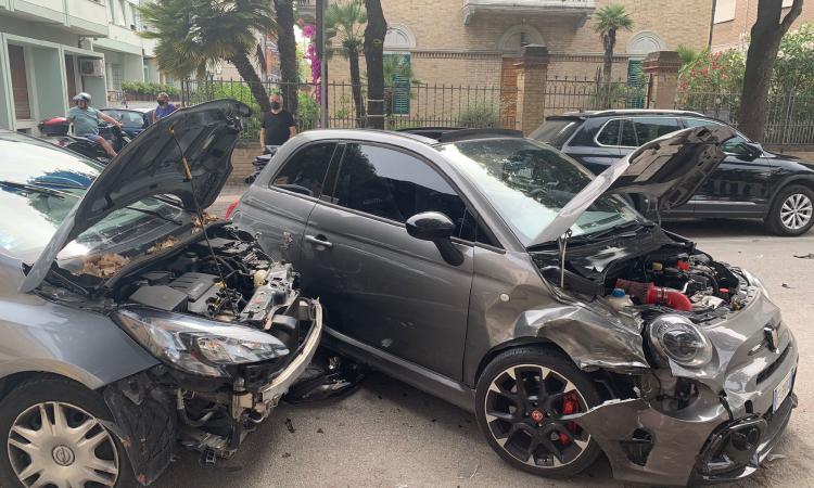 Civitanova, scontro all'incrocio tra due auto: due feriti al Pronto Soccorso (FOTO)