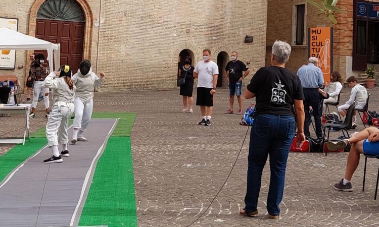 Macerata, sfida a colpi di fioretto all'ombra della Torre dell'Orologio: un successo la scherma in piazza