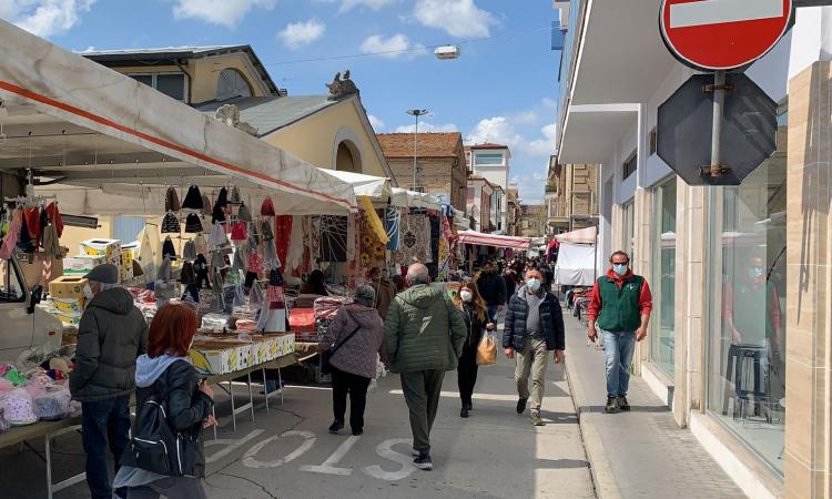 Mascherine all'aperto: dal 28 giugno stop all'obbligo in zona bianca