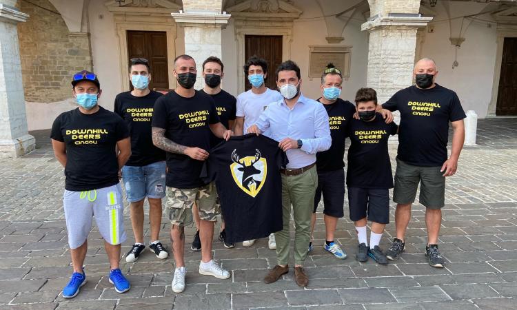 Nasce il gruppo ciclistico "Downhill Deers Cingoli": al sindaco la tessera numero uno Nasce il gruppo ciclistico "Downhill Deers Cingoli": al sindaco la tessera numero uno
