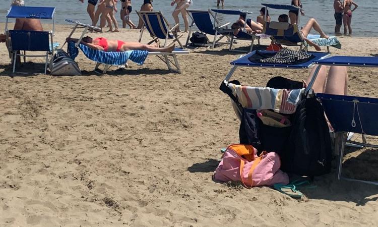 Aggredito in spiaggia da un gruppo di giovani a Riccione: turista maceratese in ospedale
