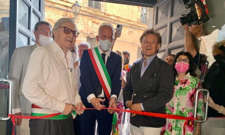 Elogio dell'imperfezione: al taglio del nastro la mostra curata da Vittorio Sgarbi su Massimo Listri (FOTO e VIDEO)