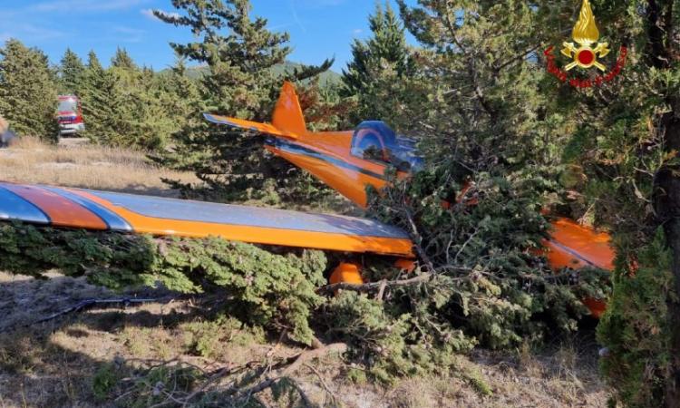 Velivolo ultraleggero precipita nei pressi della pineta: miracolosamente illeso il pilota