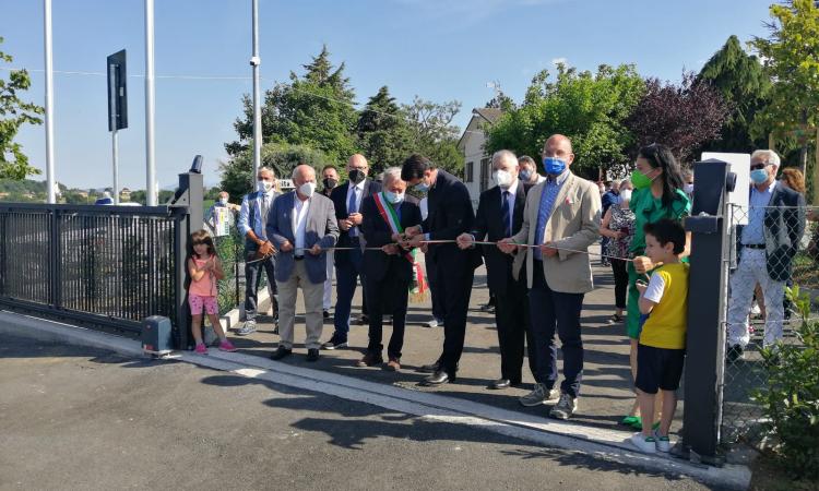 Gualdo, taglio del nastro per la nuova area camper: "Piccolo segnale di rinascita"