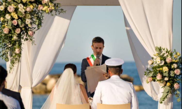 Potenza Picena, celebrato il primo matrimonio in spiaggia: festa per gli sposi Valentina e Armando