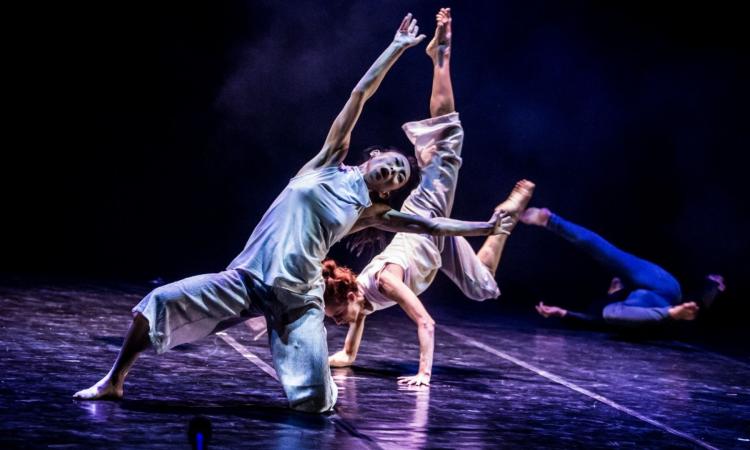 Sarnano palcoscenico a cielo aperto: la danza contemporanea arriva tra le vie del borgo Sarnano palcoscenico a cielo aperto: la danza contemporanea arriva tra le vie del borgo