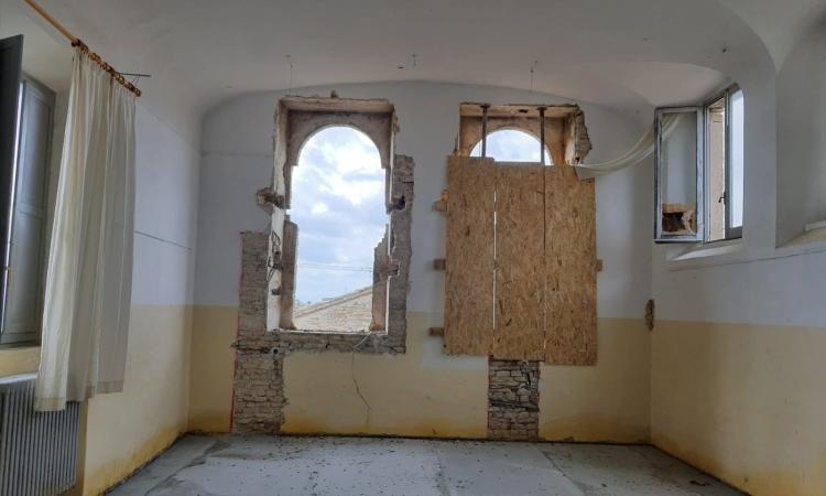 Recanati, proseguono i lavori alla scuola di San Vito: chiusura del cantiere entro dicembre Recanati, proseguono i lavori alla scuola di San Vito: chiusura del cantiere entro dicembre
