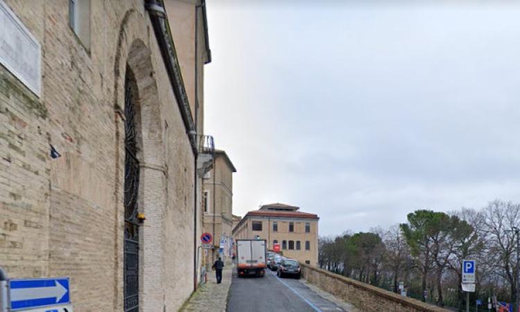Macerata, lunedì 5 luglio montaggio gru in via Armaroli: come cambia la circolazione Macerata, lunedì 5 luglio montaggio gru in via Armaroli: come cambia la circolazione